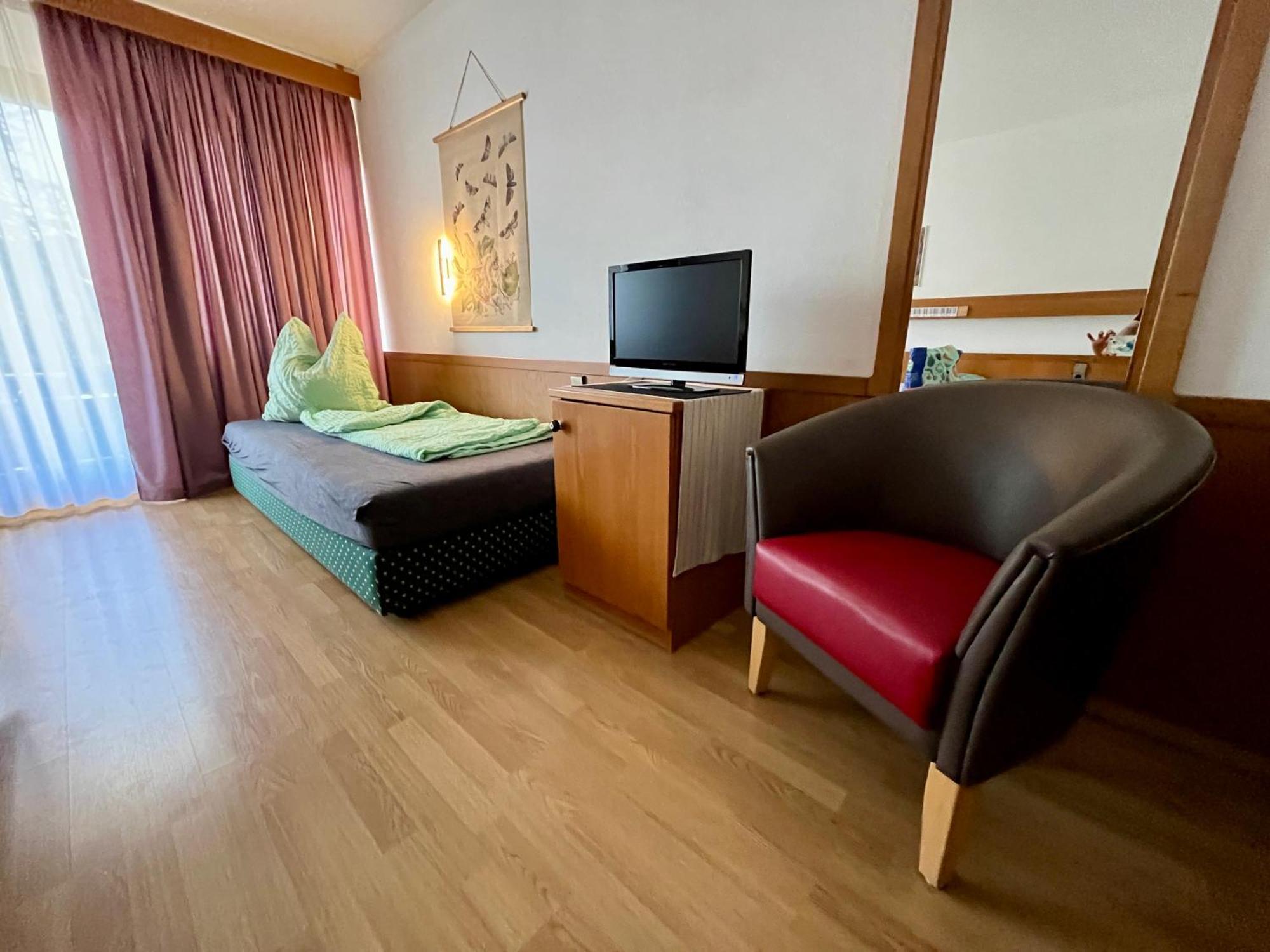 Goldener Hahn B&B Baiersbronn - Ferienwohnungen Mit Hotel Service Nahe Gartenschau Tal X Værelse billede