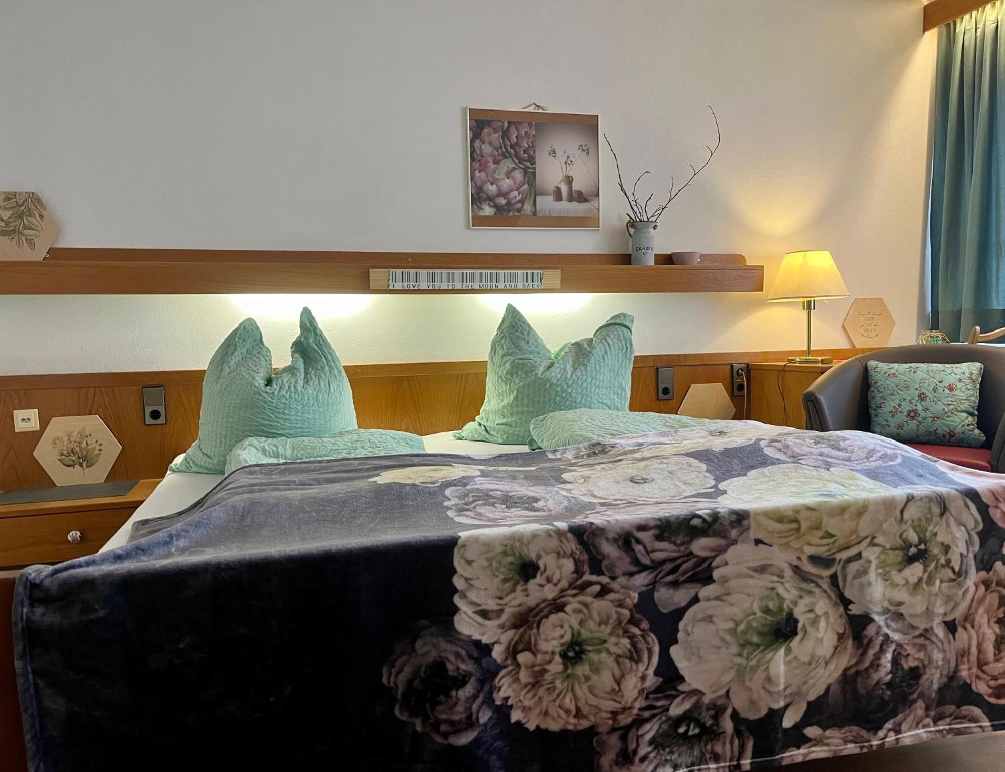 Goldener Hahn B&B Baiersbronn - Ferienwohnungen Mit Hotel Service Nahe Gartenschau Tal X Værelse billede